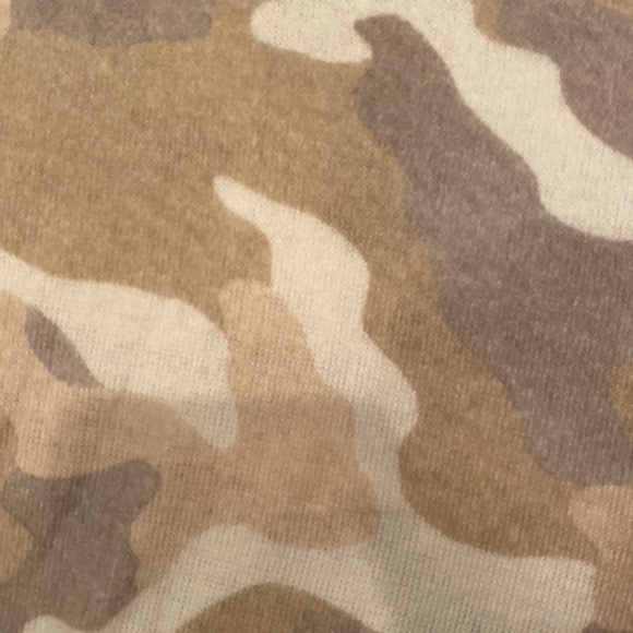 NWT Bobeau Brushed V-Neck Top in Camo - Picture 4 of 7